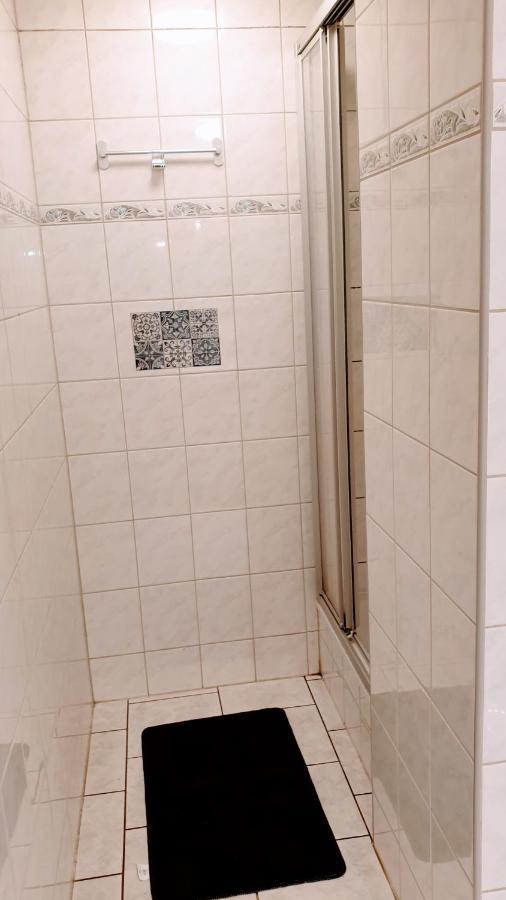 Budget Rooms In Halle With Shared Bathroom, Free Wifi, Netflix & Ipad Exterior photo
