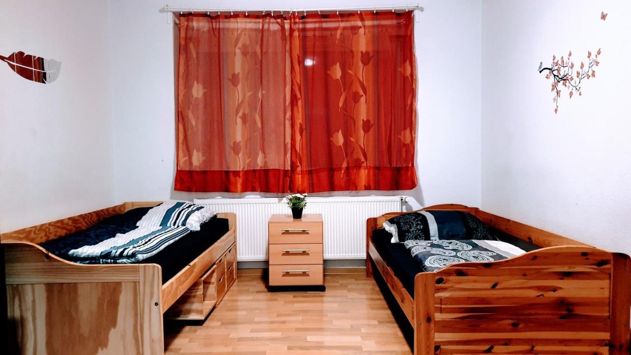 Budget Rooms In Halle With Shared Bathroom, Free Wifi, Netflix & Ipad Exterior photo